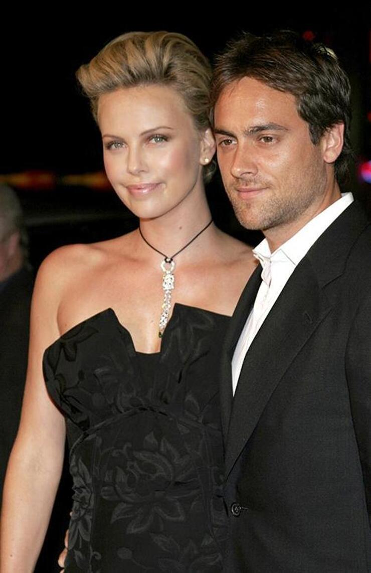 Charlize Theron, dolandırıcı nişanlısının ardından internette aşk arayışına girdi