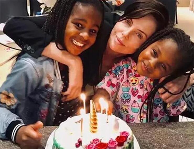 Charlize Theron, dolandırıcı nişanlısının ardından internette aşk arayışına girdi