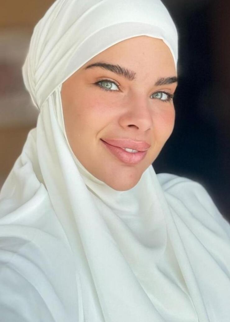 Damla Ersubaşı Umre’ye gitti, tesettürlü pozlarıyla sosyal medyada gündem oldu!