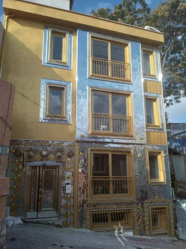 Kobra Murat’ın Altın Kaplama Binası İçin Müteahhit Dolandırıcılığı Krizi Yaşanıyor