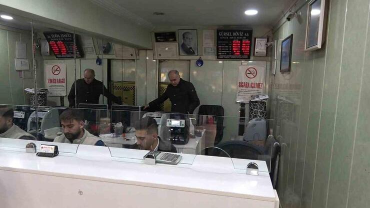 Sahte Dolar Krizinde Kapalıçarşı Esnafının Çözümü: Banknot Ayırt Etme Yöntemiyle Devam Ediyorlar