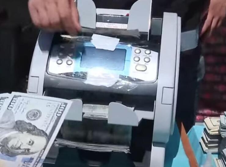 Sahte Dolar Alarmı: 50'lik Banknot İşlemleri Durduruldu, Bankalar Kırmızı Alarmda!