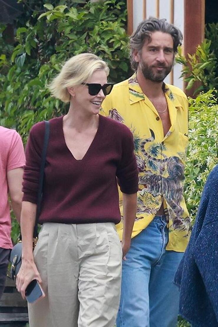 Charlize Theron, dolandırıcı nişanlısının ardından internette aşk arayışına girdi
