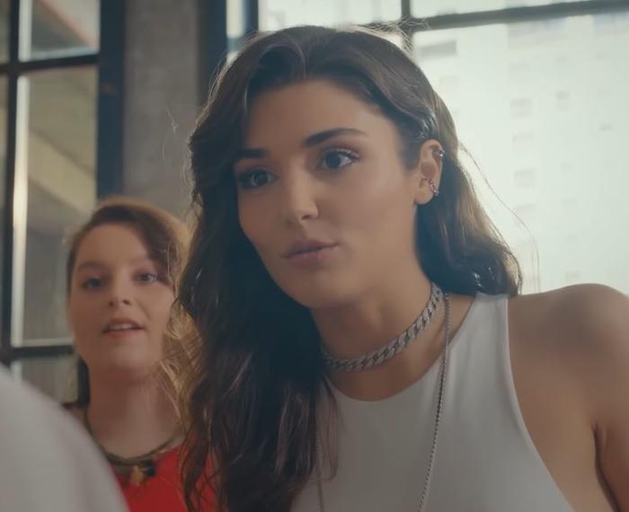 Hande Erçel'in 'Dijital Yıldız' ödülü sosyal medyada büyük tepkiyle karşılandı!
