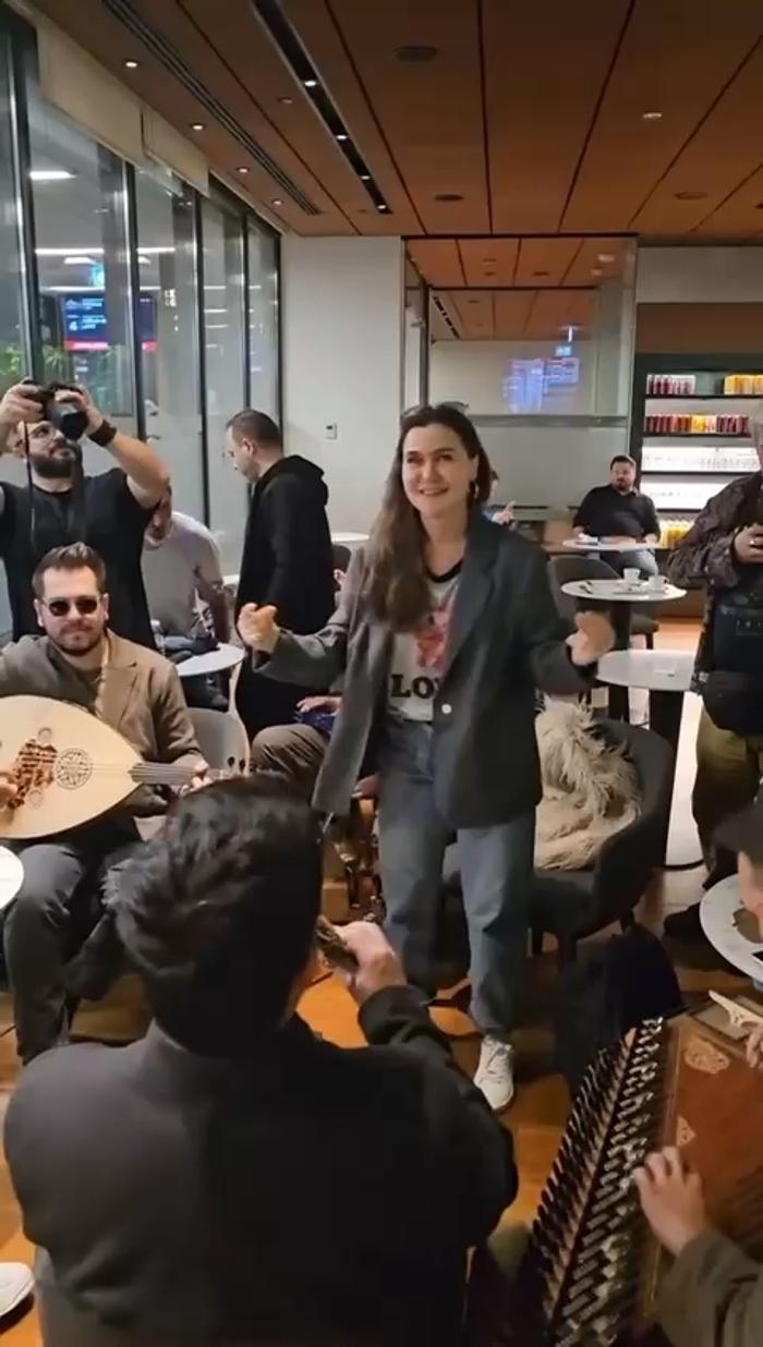 Havalimanında Bekleyen Yolculara Şevval Sam'dan Mini Konser Performansı