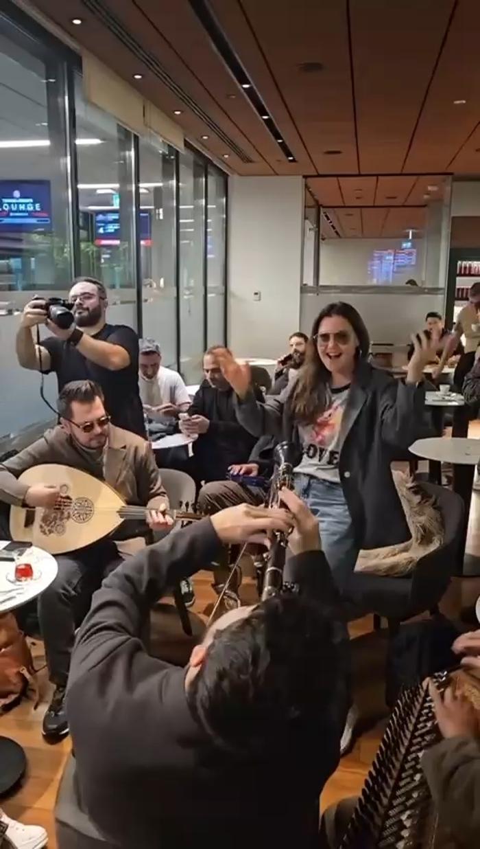 Havalimanında Bekleyen Yolculara Şevval Sam'dan Mini Konser Performansı
