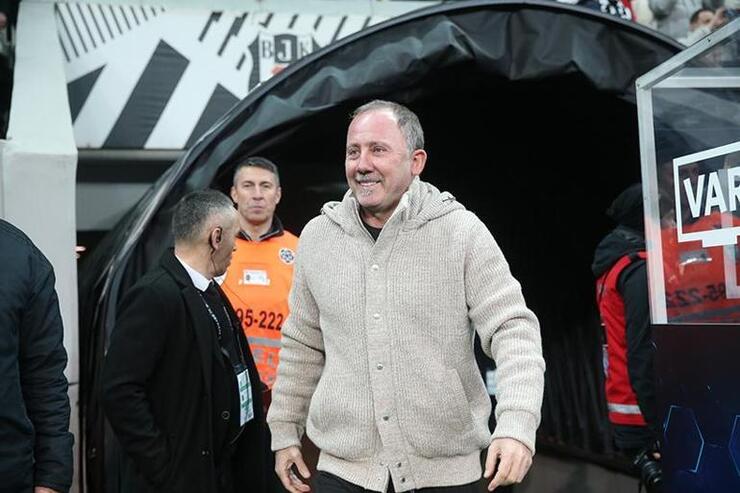 "Beşiktaş'ta Kriz: Sergen Yalçın Olasılığı ve Teknik Direktörlük Tartışmaları"