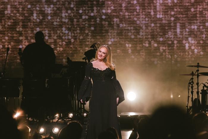 Adele, Las Vegas'taki 100. konserinde hayranlarına duygusal bir veda gerçekleştirdi