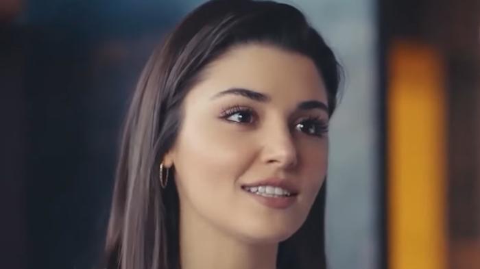 Hande Erçel’in Duygusal Ödül Konuşması Eleştirileri Yanıtladı, Minnettarlığını Açıkladı