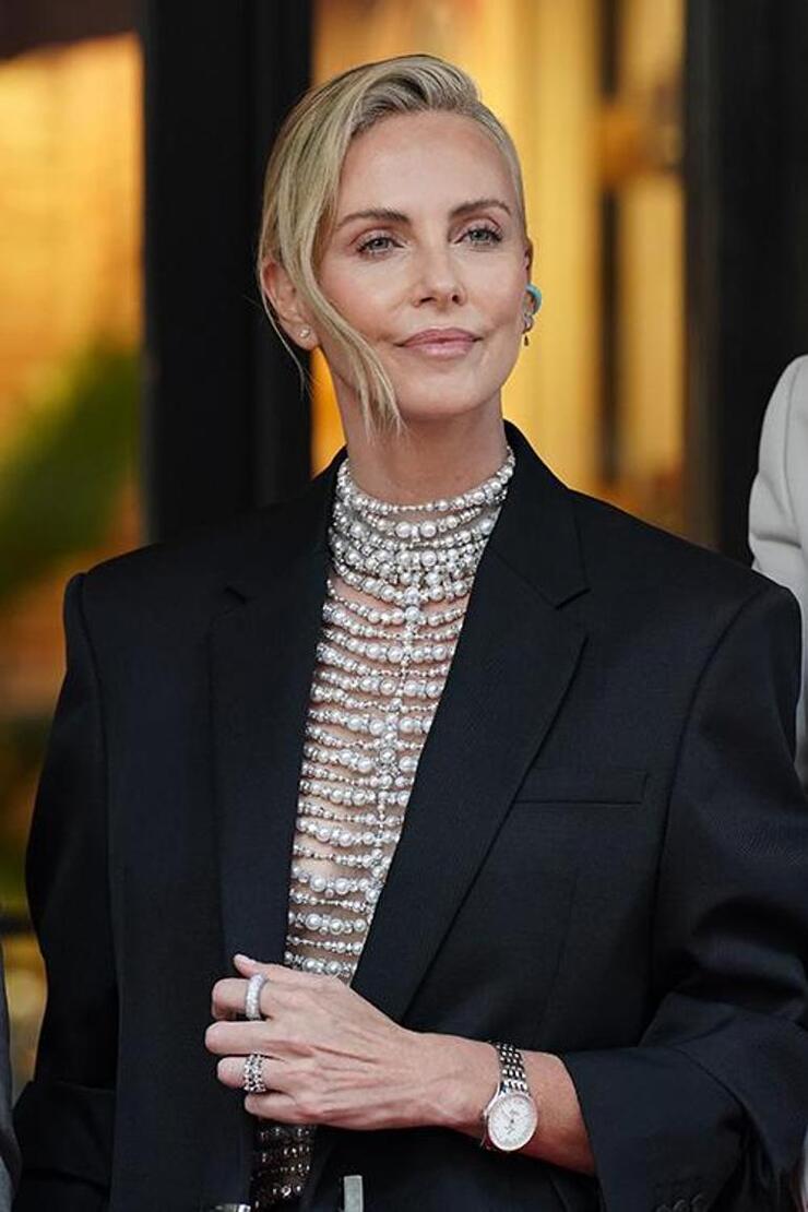 Charlize Theron, dolandırıcı nişanlısının ardından internette aşk arayışına girdi