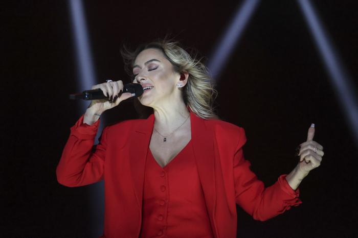Hadise'nin Pırlantalı Saati Şaşırttı: Fiyatı 40 Bin Euro, Yaklaşık 1.5 Milyon TL!