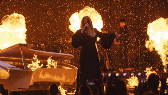 Adele, Las Vegas'taki 100. konserinde hayranlarına duygusal bir veda gerçekleştirdi