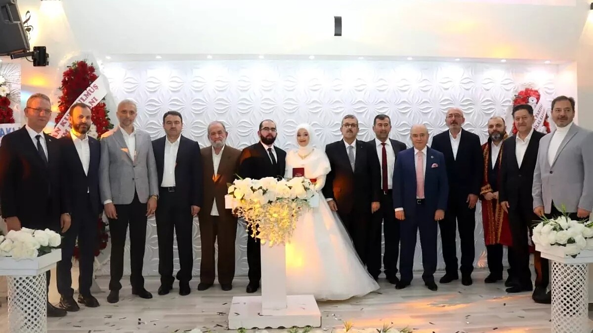 AK Parti Kütahya İl Başkanı Mustafa Önsay'ın Oğlu Süleyman Emre, Elif Şen ile Evlendi