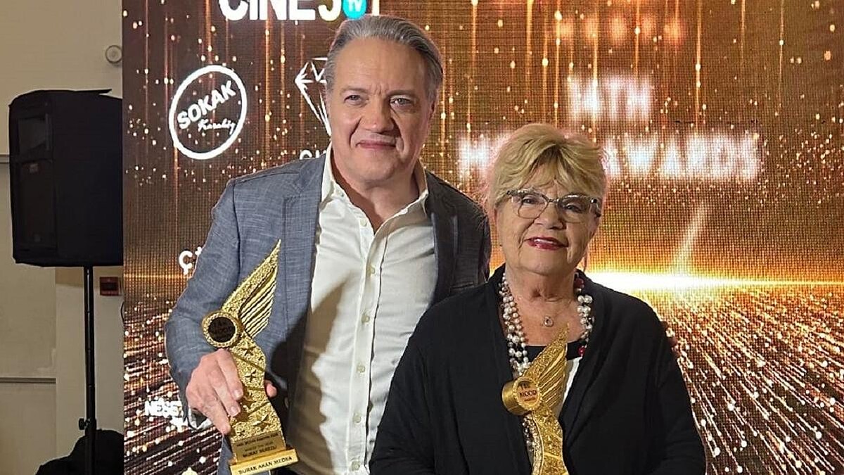 Anne-oğul Serezli, 14. Mood Ödülleri'nde sahneye çıkarak ödül aldı!