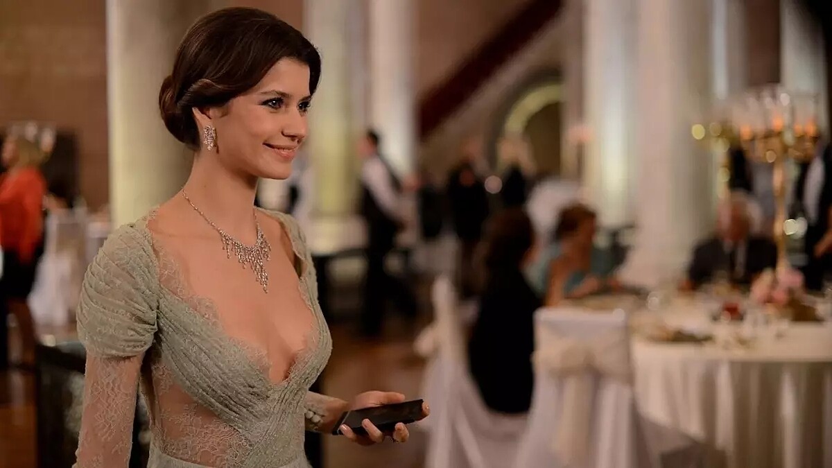 Beren Saat'in Mor Sütyen-Gömlek Kombini Davette Göz Doldurdu ve Tartışmalara Neden Oldu