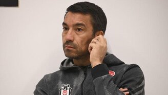 Beşiktaş'ta Hasan Arat'ın İstifası Sonrası Van Bronckhorst'un Geleceği Belirsizleşti!