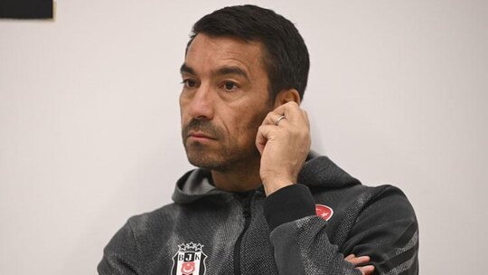 Beşiktaş'ta Hasan Arat'ın İstifası Sonrası Van Bronckhorst'un Geleceği Belirsizleşti!