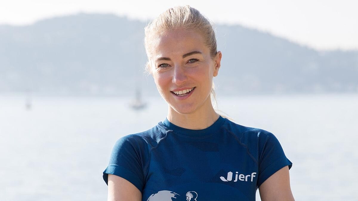 Burcu Esmersoy Alışverişte Göz Alıcı Gri Takımıyla Dikkatleri Üzerine Çekti