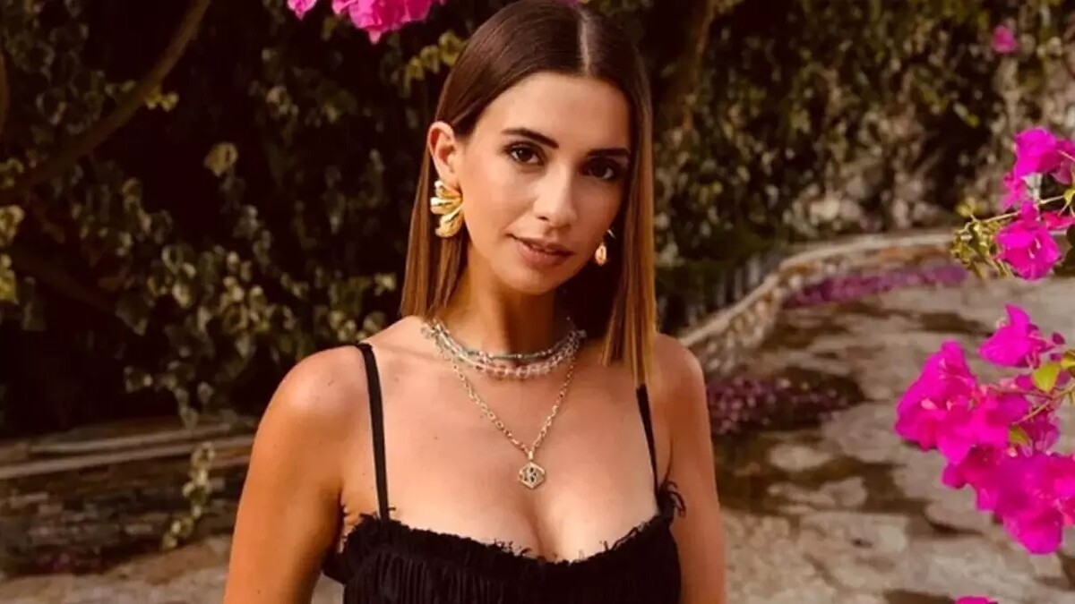 Buse Terim'in Derin Yırtmaçlı Elbisesi Sosyal Medyada Gündem Yarattı