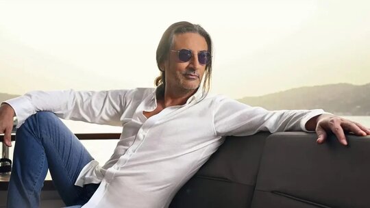 Çelik Erişçi, sosyal medyada esprili yorumlara mizahi yanıt vererek ilgi alanlarını sorguladı