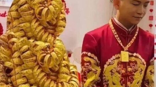 Düğünde Gelin Altınlarla Kaplandı, Sosyal Medyada Gündem Oldu!