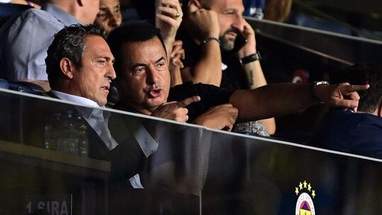 Fenerbahçe'nin Zenit galibiyetine rağmen tribünlerden "Yönetim İstifa" tezahüratları yükseldi