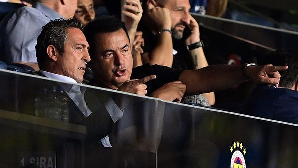 Fenerbahçe'nin Zenit galibiyetine rağmen tribünlerden "Yönetim İstifa" tezahüratları yükseldi