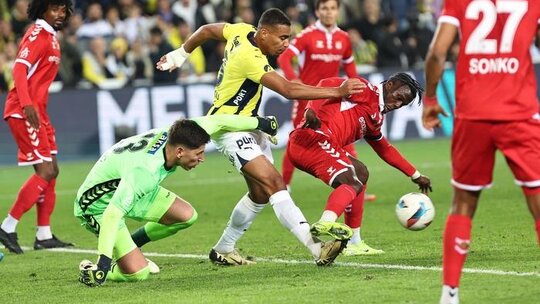 Fenerbahçe, Sivasspor'u 4-0 mağlup ederek zirve takibini sürdürdü!