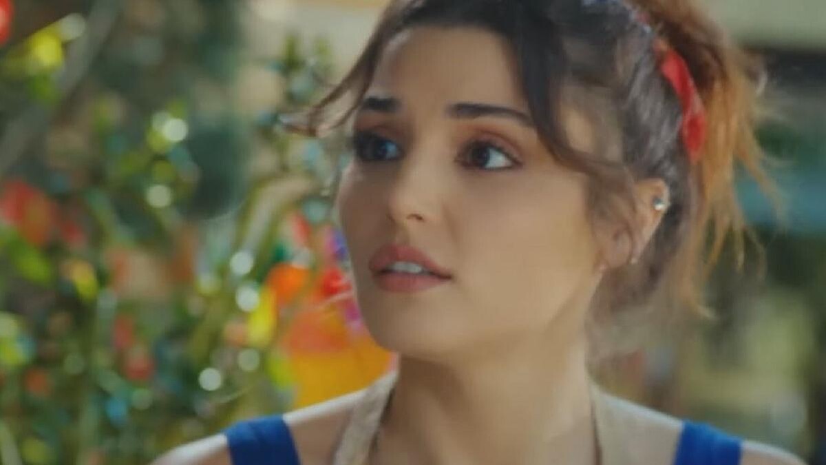 Hande Erçel'in 'Dijital Yıldız' ödülü sosyal medyada büyük tepkiyle karşılandı!