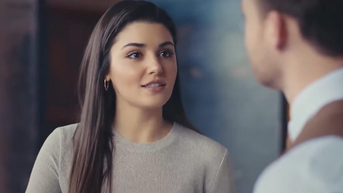 Hande Erçel’in Duygusal Ödül Konuşması Eleştirileri Yanıtladı, Minnettarlığını Açıkladı