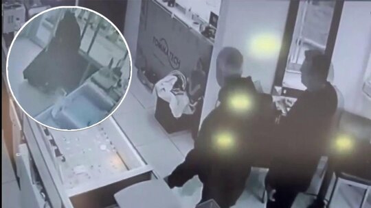 Kadıköy'de Kuyumcuyu Darp Eden İki Şüpheli 2.6 Kilogram Altın Çalıp Tutuklandı