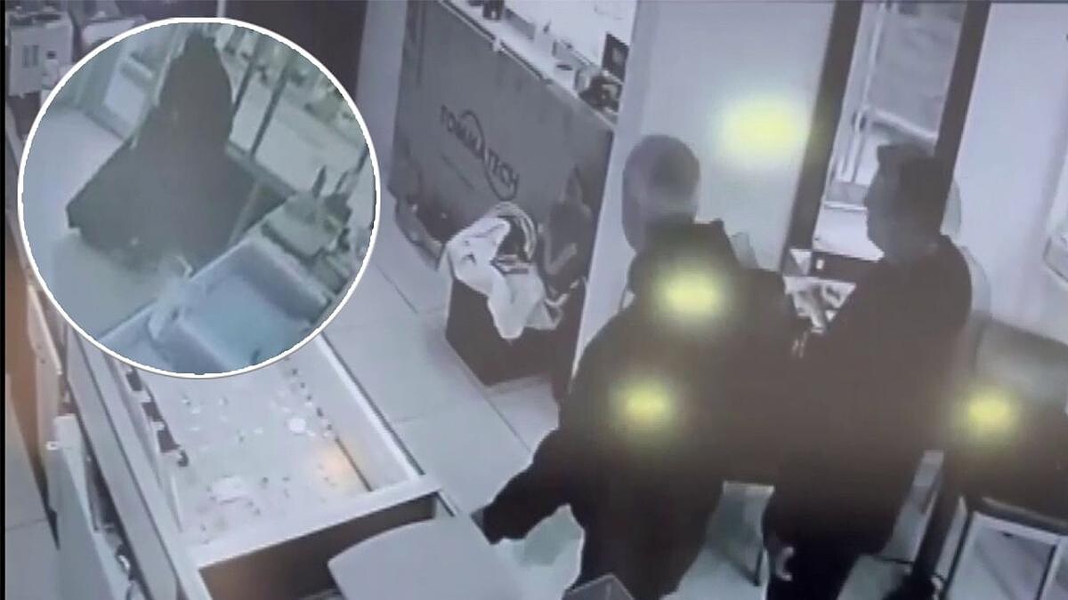 Kadıköy'de Kuyumcuyu Darp Eden İki Şüpheli 2.6 Kilogram Altın Çalıp Tutuklandı