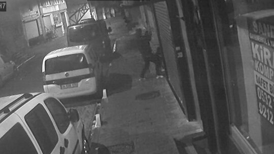 Kargo firmasının kepengini kırarak 110 bin dolarlık kasayı çalan hırsızlar merdivenle kaçtı