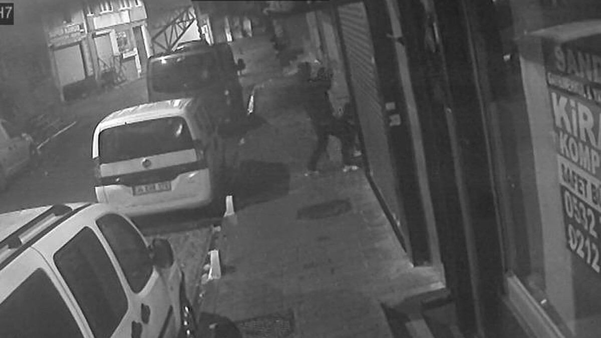 Kargo firmasının kepengini kırarak 110 bin dolarlık kasayı çalan hırsızlar merdivenle kaçtı