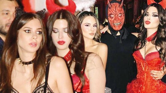 Kedi Kadın ve Şeytan Kostümlü Deren Talu ile Kardeşinin Cadılar Bayramı Eğlencesi