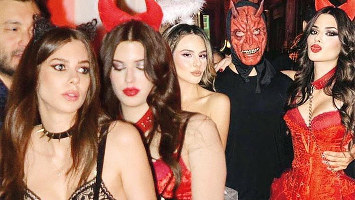 Kedi Kadın ve Şeytan Kostümlü Deren Talu ile Kardeşinin Cadılar Bayramı Eğlencesi