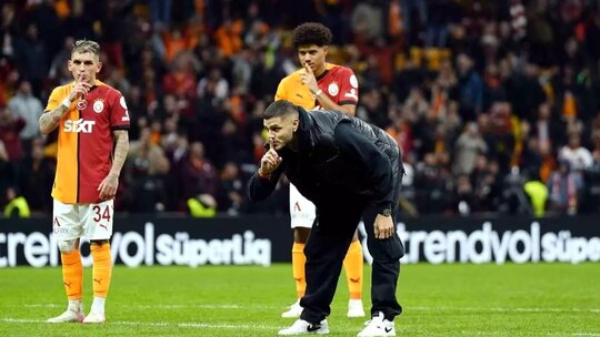 Mauro Icardi, Galatasaray zaferinde taraftarlarla 3’lü poz verdi ve destek gördü