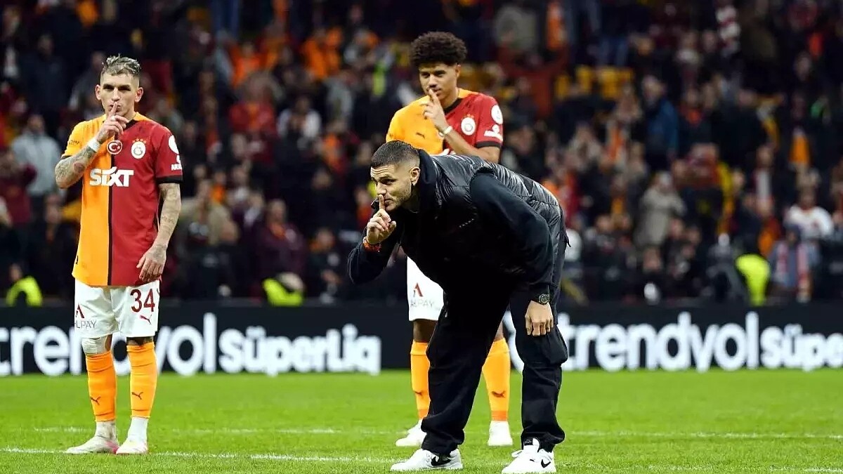 Mauro Icardi, Galatasaray zaferinde taraftarlarla 3’lü poz verdi ve destek gördü