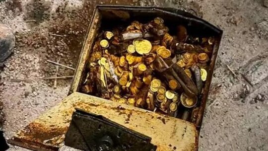 Tadilat Sırasında Bulunan Paslı Kutudan 2 Milyon Euro Değerinde Altın Çıktı!