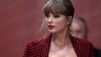 Taylor Swift Ödül Töreninde Korumalarıyla Öne Çıktı, Magazin Dünyası Ayaklandı