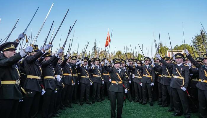 "Teğmenlerin İhraz İstemi ve TSK Açıklaması: Kılıçlı Yemin Töreni Disiplin İhlali mi?"