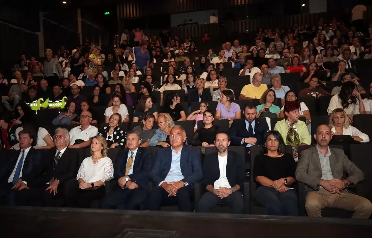 Türkan Şoray, Antalya Kültür Yolu Festivali’nde Hayranlarıyla Anılarını Paylaştı