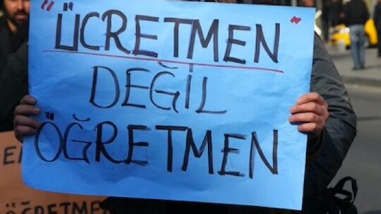 Son günlerde sosyal medyada, ücretli öğretmenlerin düşük maaşları, yarım sigorta...