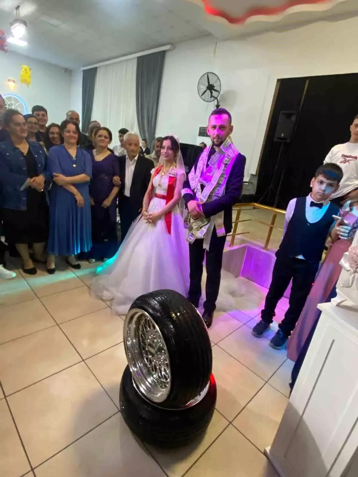 Zonguldak'ta Düğün Töreninde Şaşırtan Hediyeler: 35 Bin Liralık Jant ve Lastik!