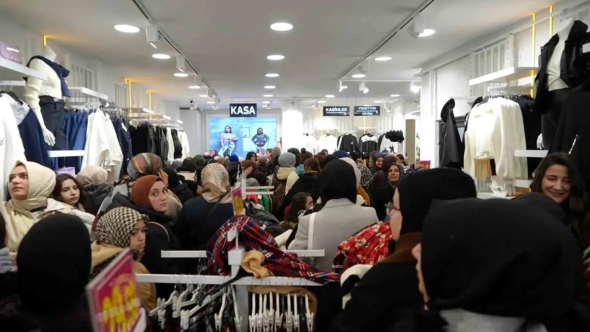Bayburt'ta Kadın Giyim Mağazası Açılışı Uzun Kuyruklarla Karşılandı, İndirimler Dikkat Çekti