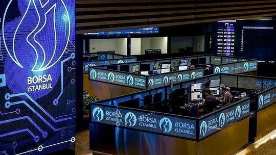 Borsa 9.790,96 puandan güne başladı; bankacılık endeksi yükselişte, piyasa verileri bekleniyor.