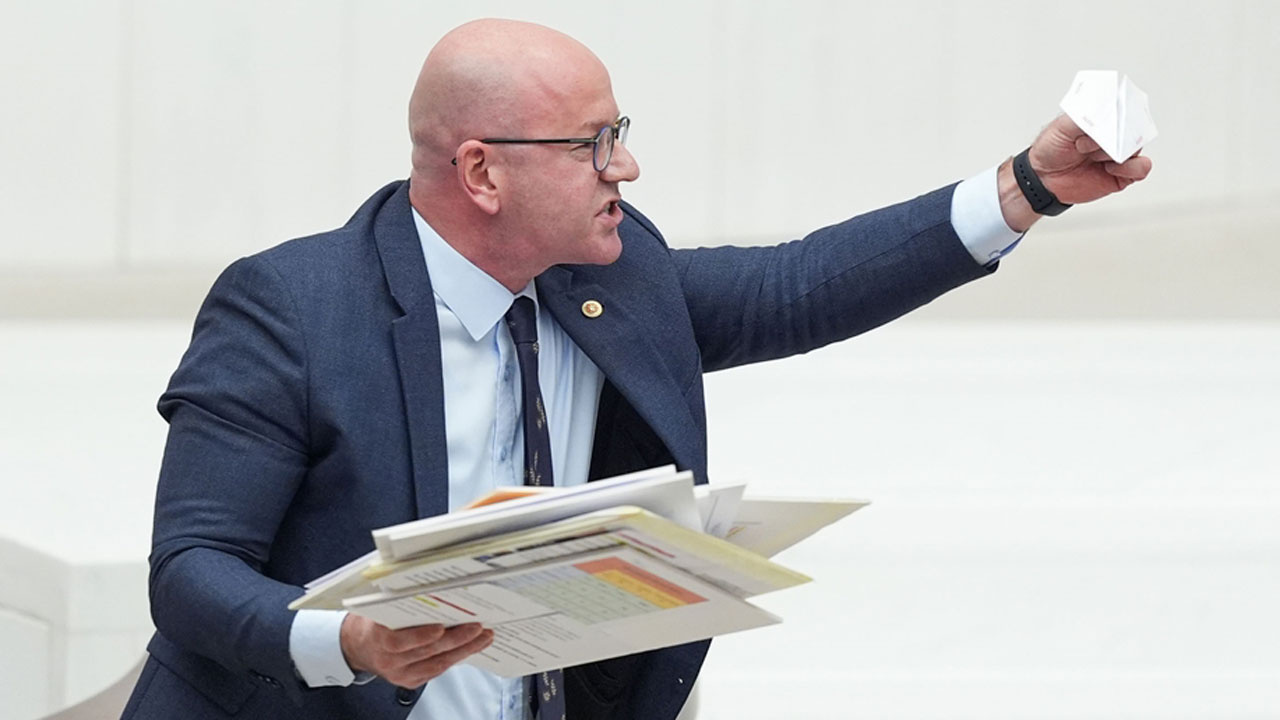 CHP'li Vekil Genel Kurul'da Kağıttan Uçak Uçurup Gündemi Sarsan Anlar Yaşandı