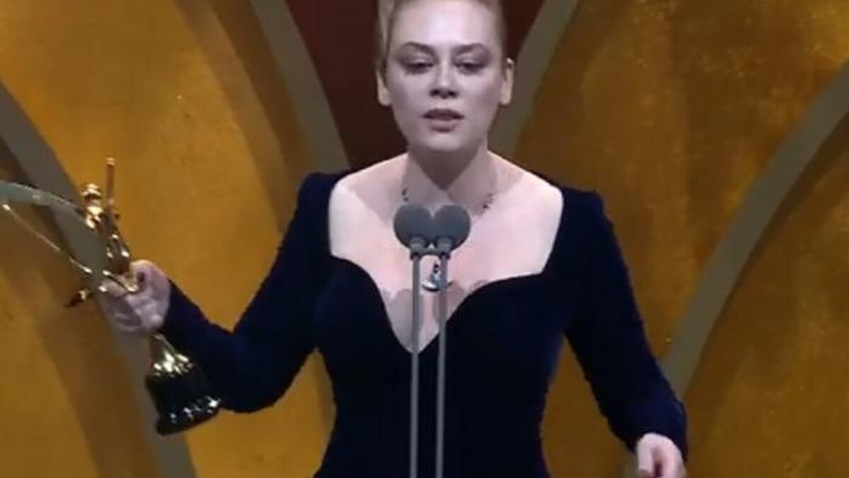 Demet Evgar, En İyi Kadın Oyuncu Ödülü'nü kazandı; eşitlik vurgusu sosyal medyada gündem oldu!