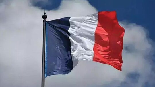 Fransa’da Tarihi Hükümet Düşüşü: Başbakan Barnier Güvenoyu Alamadı, Macron İstifa Etmiyor