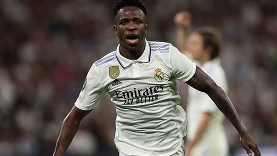 Futbol tarihinde daha önce böyle imza görülmedi! Real Madrid forması giyen Vinicius Junior, tarihe adını altın harflerle kazıyacak –